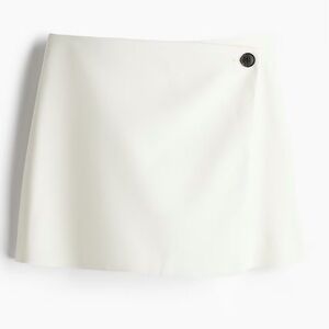 NWT H&M White Mini Skort with Button Accent